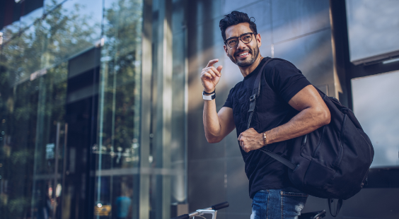 Homme part au travail