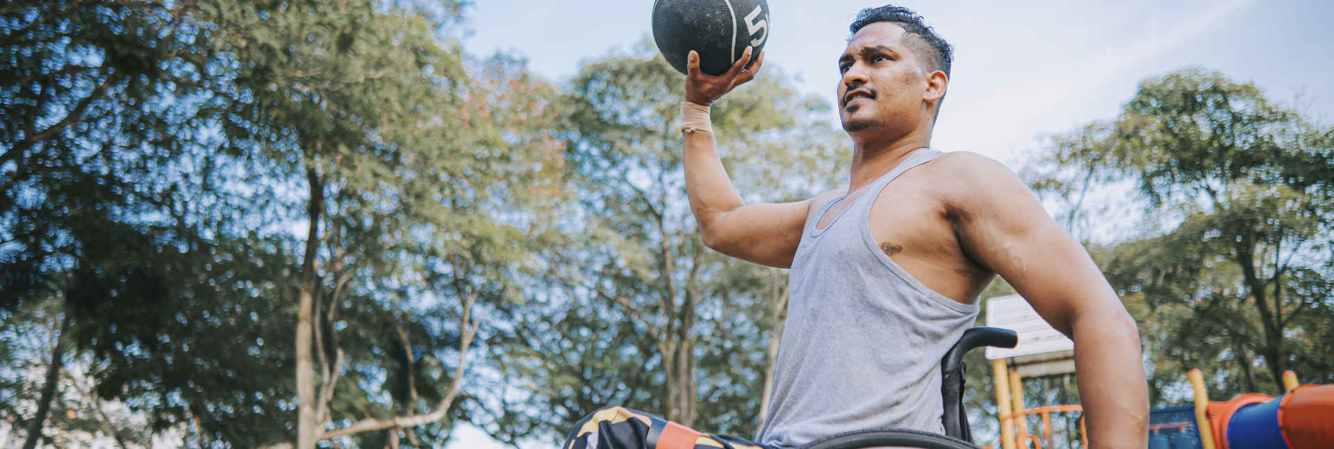 Image d’un jeune homme en fauteuil roulant jouant au basket ball