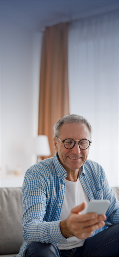 Image d’un homme souriant en chemise et portant des lunettes